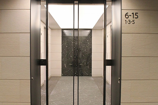 エレベーターは「6-15 1・3～5階行き」へお乗り下さい。